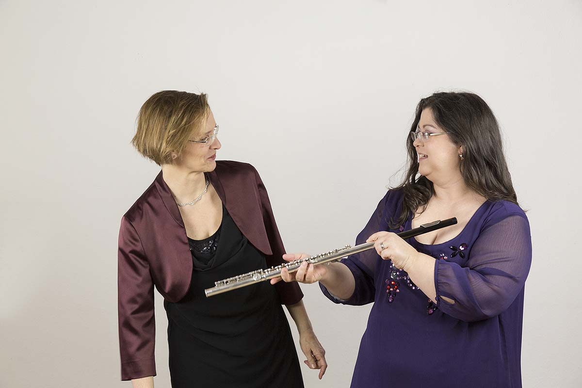 Ute-Gabriela Schneppat und Karin Heidrich mit Instrument_72dpi