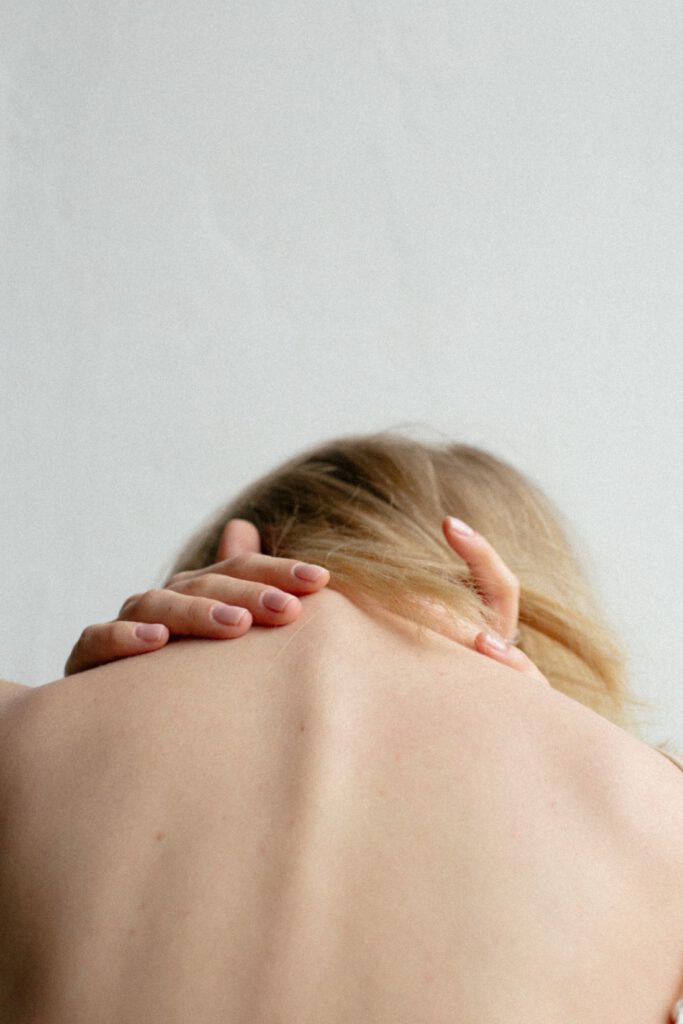 schmerzender Nacken
Bild von Klara Kulikova by unplash