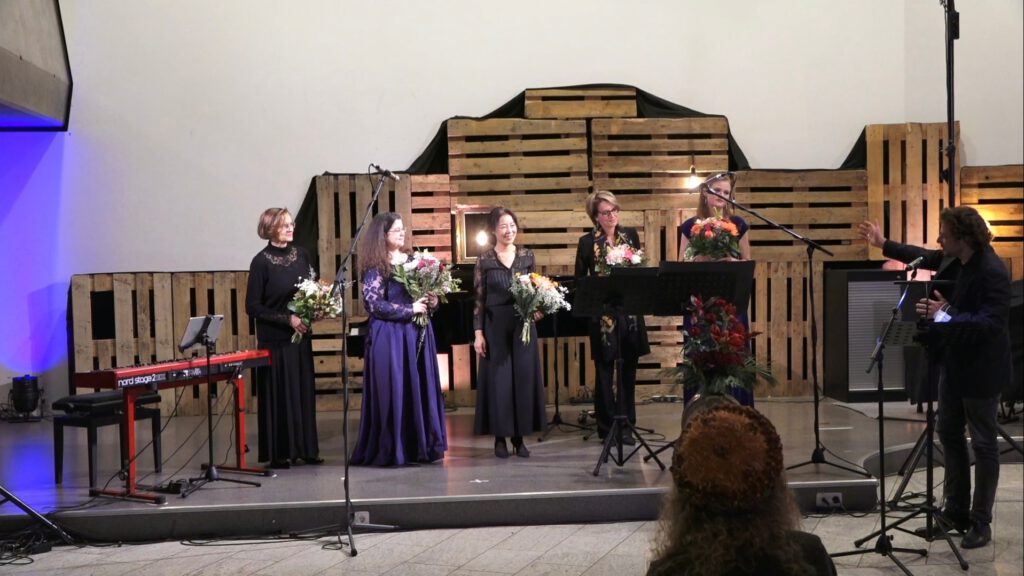 These Are The Days...Werke von Ruth Schönthal in der Freien Evangelischen Kirche Frankfurt Schlussapplaus. Auf der Bühne die Mitwirkenden von links nach rechts: Karin Heidrich, Ute-Gabriela Schneppat, Eunhye Bading, Ulrike Schwabe, Marlies Stahl.