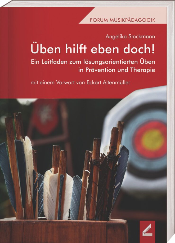 Cover Buch Üben hilft eben doch! von Angelika Stockmann Bild: ein Holzköcher im Vordergrund mit mehreren Pfeilen, im Hintergrund eine Zielscheibe