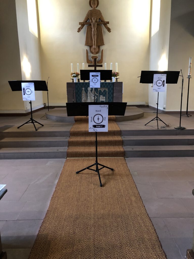 Flötensplitter - das interaktive Konzert am 23.10.2022 in der Dreifaltigkeitskirche DA-Eberstadt Blick auf den Altarraum mit 4 Notenständern