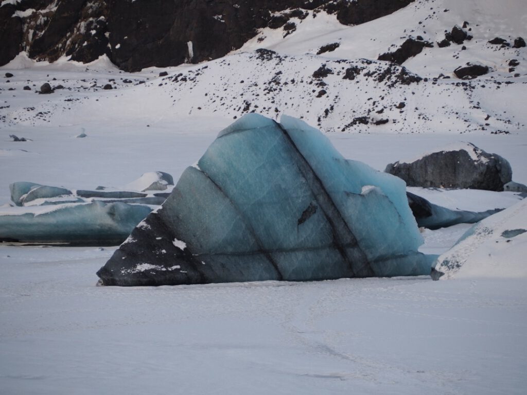 mehrfarbiges Gletschereis am Sólheimajökull