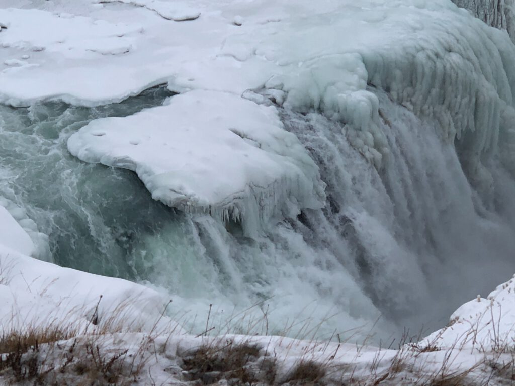 Der teilweise gefrorene Gullfoss