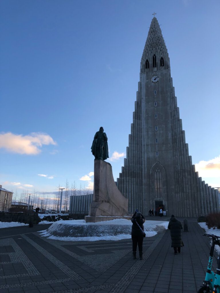 Die imposante Hauptstadtkirche Hallgrimskirkja. Im Vordergrund die Statue von Leif Eriksson