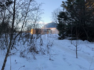 Blick auf Perlan vom Weg von der Bushaltestelle auf den Hügel