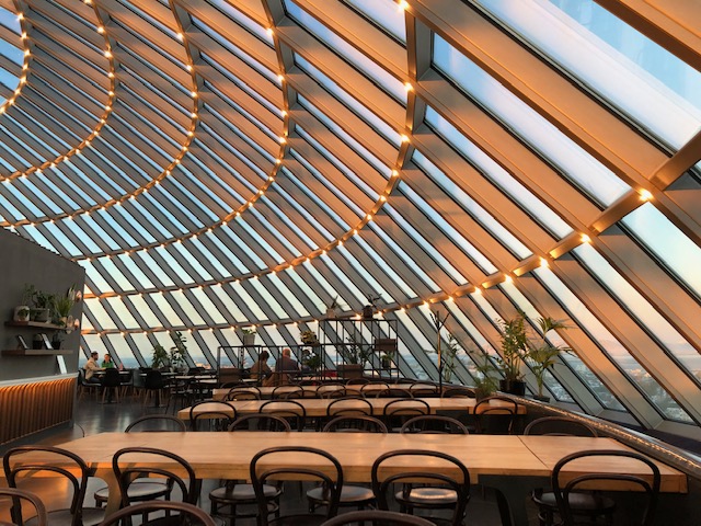 Das Restaurant in Perlan in der Glaskuppel mit einer tollen 360° Aussicht über Reykjavik