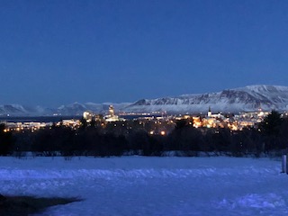 Blick auf die erleuchtete Stadt Reykjavik