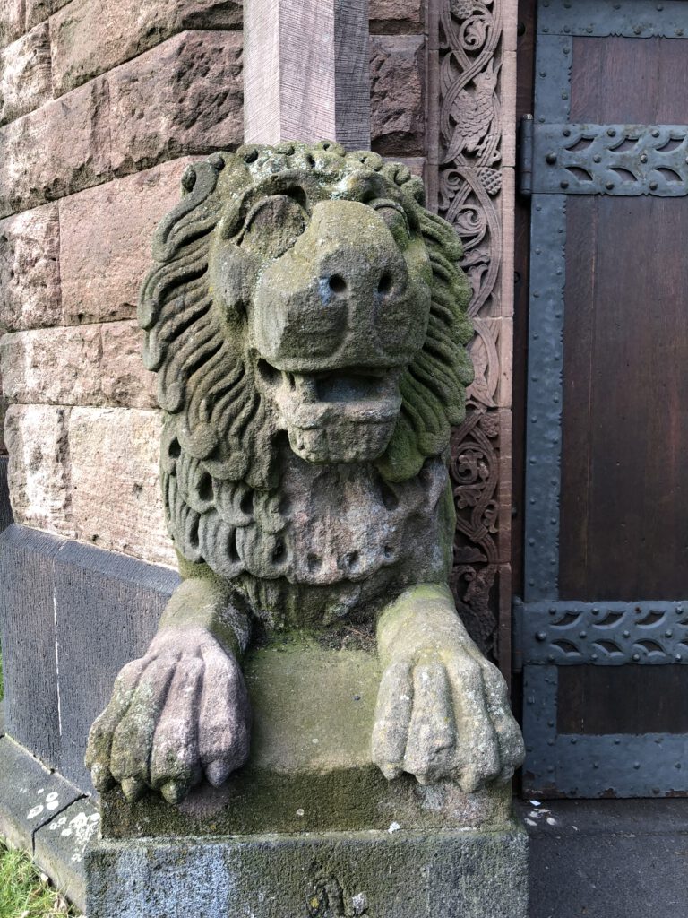 Löwe am Seiteneingang der Erlöserkirche