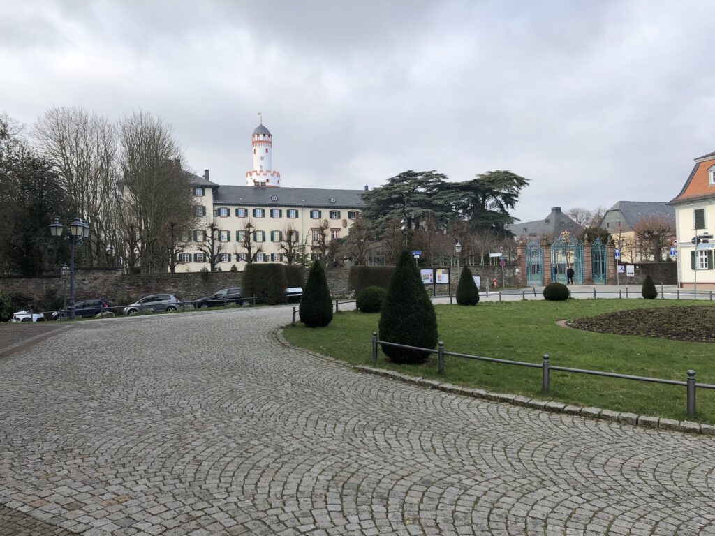 Blick auf das Homburger Schloss mit dem Weißen Turm von der Erlöserkirche. Vor dem Schloss die wunderbaren Zedern. Rechts im Bild die Ecke vom Sinclair-Haus