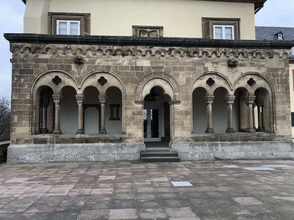 Die romanische Halle am Homburger Schloss, der Vorbau neben dem weißen Saal mit steinernen Rundbögen