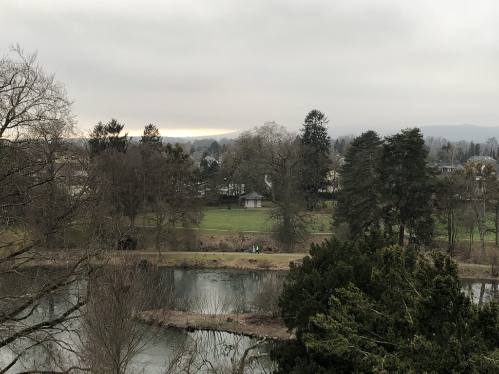 Blick vom oberen Schlosshof auf den Schlossgarten mit dem Schlossteich