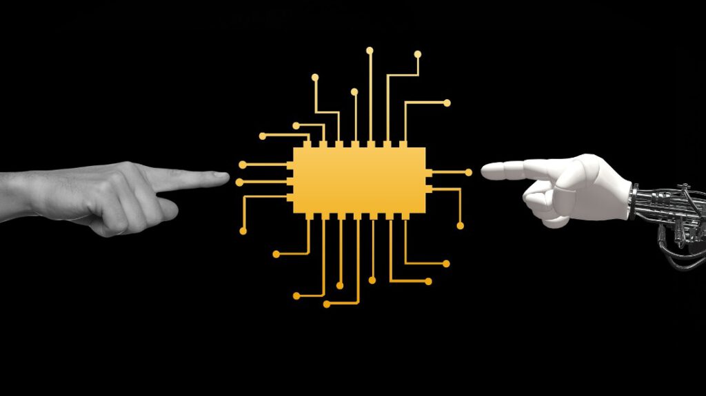 Ein gelber Computerchip mit davon ausgehenden digitalen Pfaden auf schwarzem Hintergrund. Auf der linken Seite zeigt eine menschliche Hand mit ausgestreckten Zeigefinger auf den Chip, auf der rechten Seite die Hand einer KI