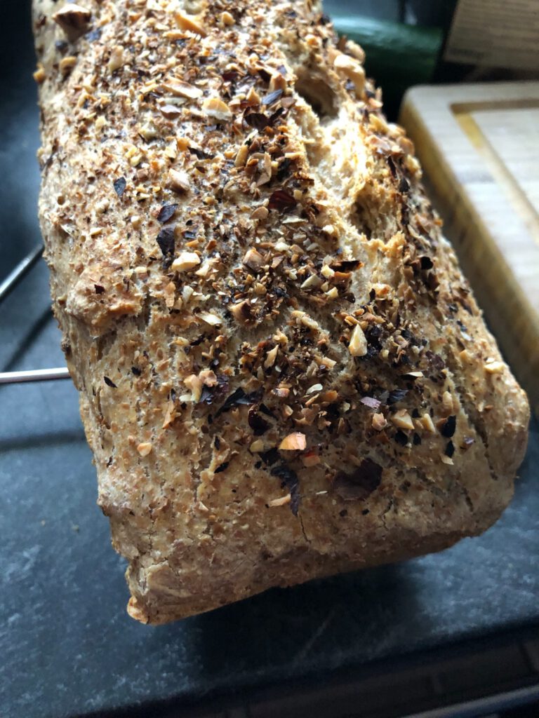 frisch gebackenes Brot mit Nusssplittern on top