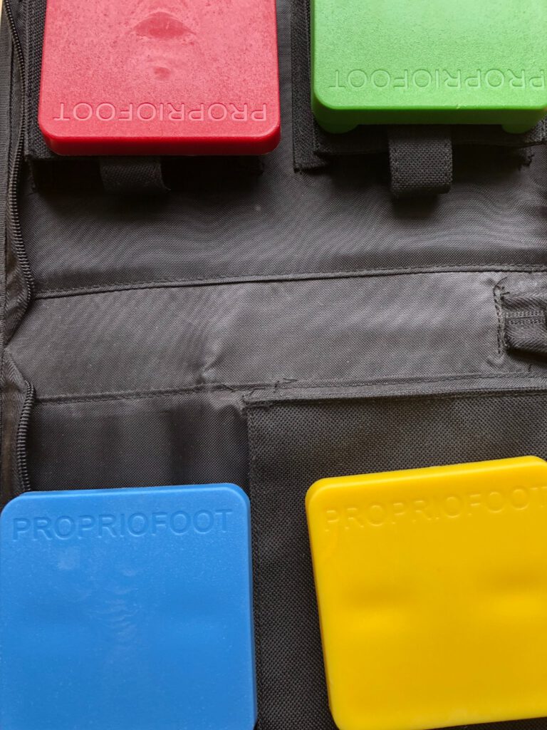neues Trainigsgerät: vier verschiedenfarbige Quadrate in rot, grün, gelb und blau