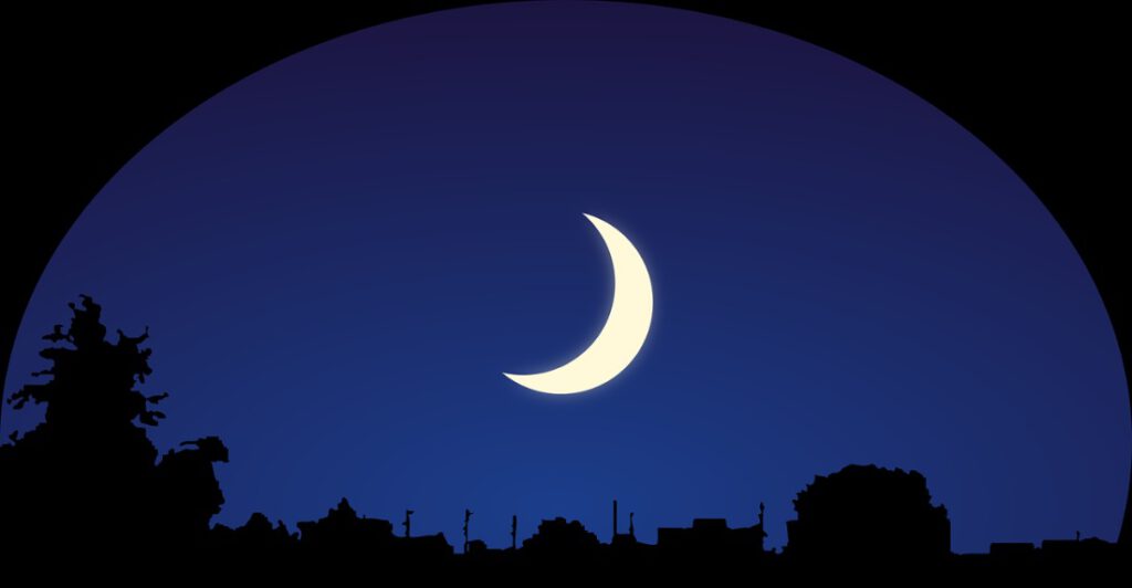 Über der schwarzen Silhouette einer Stadt erhebt sich im dunkelblauen Nachthimmel die leuchtende Mondsichel des zunehmenden Mondes