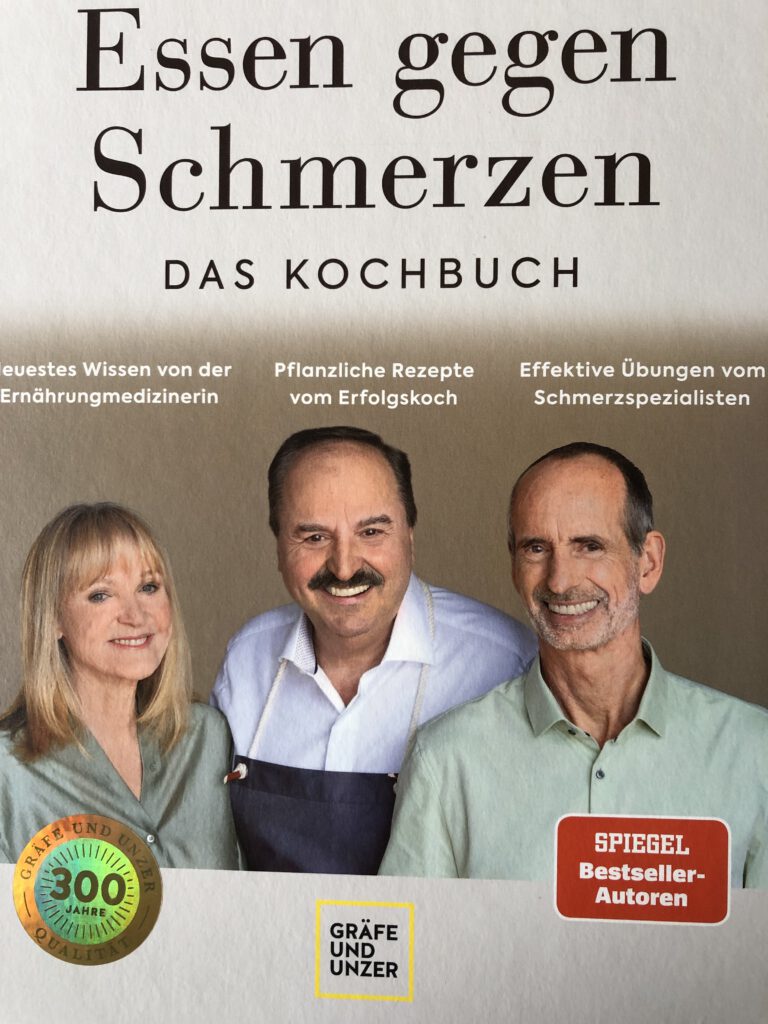 Das Cover von "Essen gegen Schmerzen" mit den Portraits der drei Autoren Dr. med. Petra Bracht, Johann Lafer und Roland Liebscher-Bracht