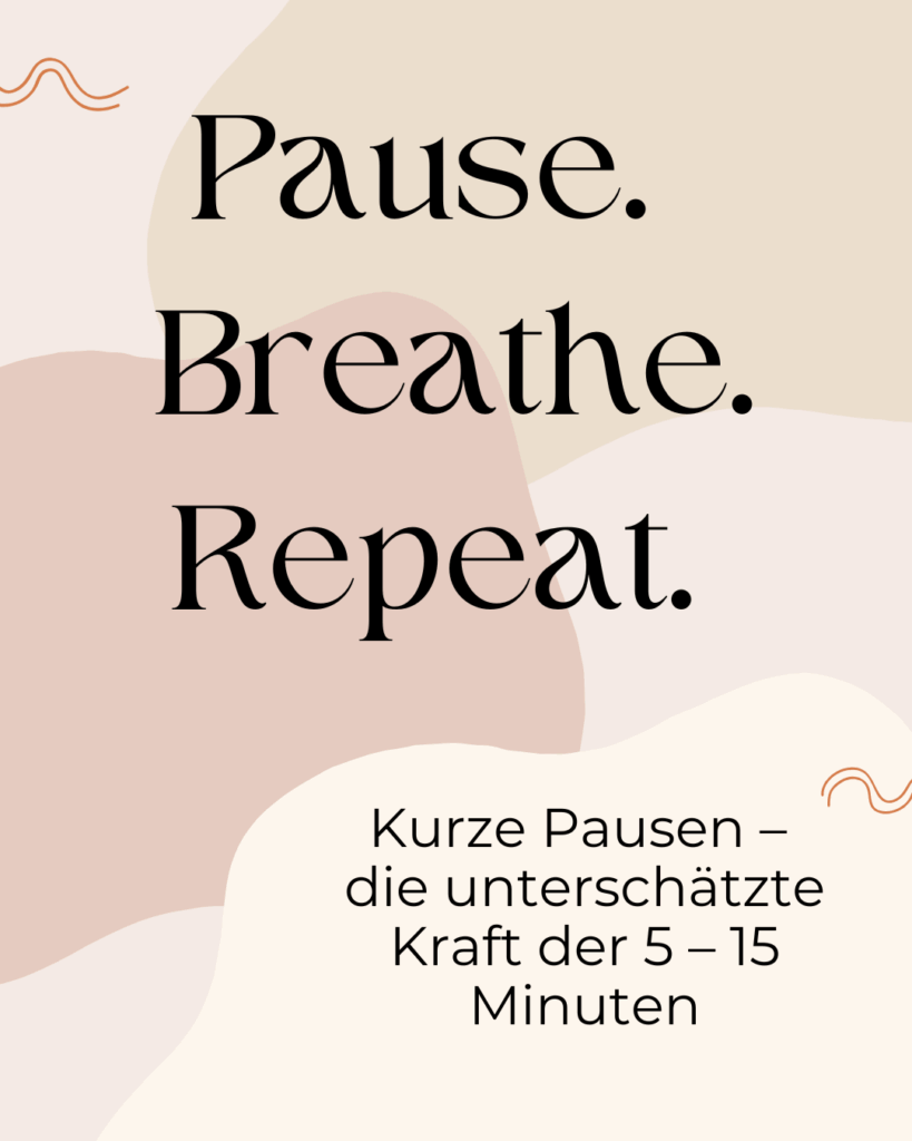 Grafik mit stilisiertem Hintergrund in Naturtönen. In großen schwarzen Lettern steht: „Pause. Breathe. Repeat.“ Darunter in kleinerer Schrift: „Kurze Pausen – die unterschätzte Kraft der 5–15 Minuten“. Die Gestaltung wirkt ruhig und einladend – passend zum Thema bewusste Regeneration im Alltag.