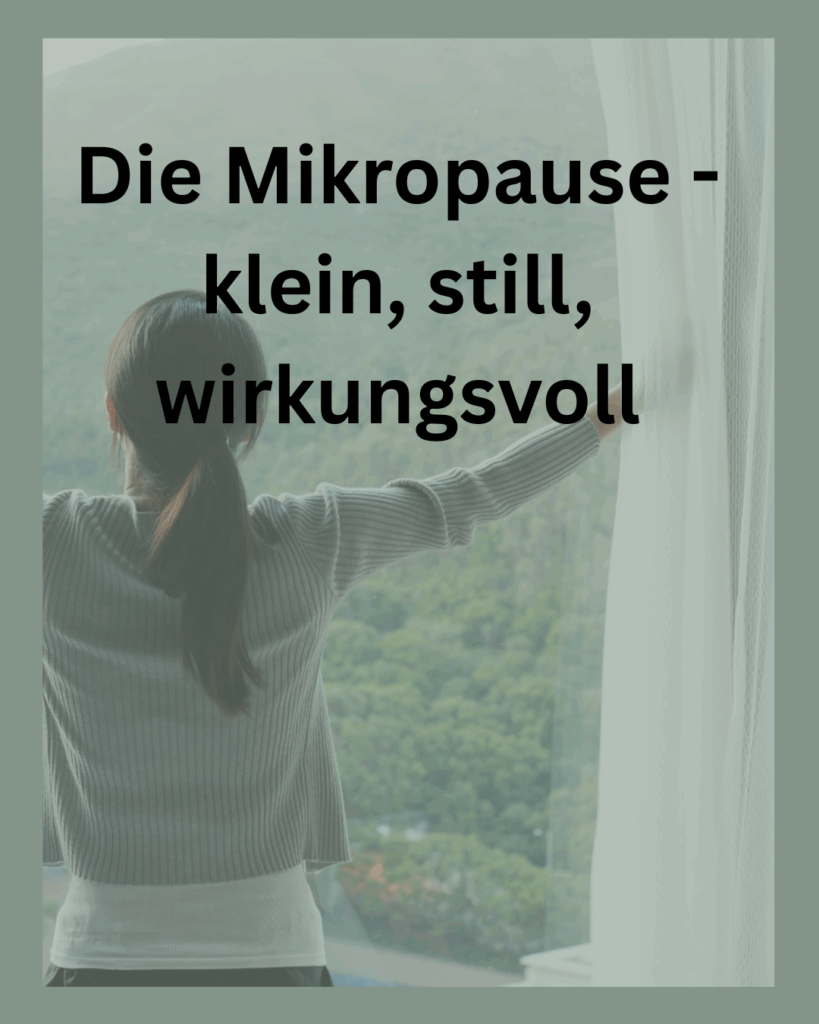 Frau steht am Fenster, öffnet die Gardinen und blickt ins Grüne – Symbol für eine bewusste Mikropause mit Ausblick und frischer Energie. Text: ‚Die Mikropause – klein, still, wirkungsvoll‘.