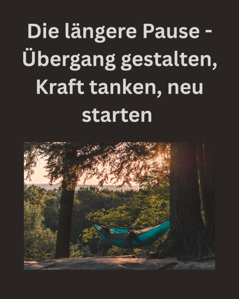 Im unteren Teil sieht man ein Foto von einem Menschen, der in einer türkisfarbenen Hängematte liegt. Die Hängematte befindet sich zwischen 2 Laubbäumen oberhalb eines Abhangs, hinter dem Man in Baumkronen sieht. Die Abendsonne scheint zwischen den Blättern der Bäume durch. Im oberen Teil ist auf dunklen Hintergrund in hellgrauer Schrift zu lesen: Die längere Pause - Übergang gestalten, Kraft tanken, neu starten