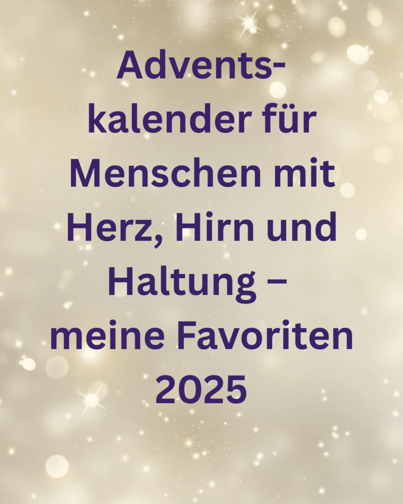 Goldener, funkelnder Hintergrund mit weiß leuchtenden Lichtpunkten. In der Mitte steht in dunkelvioletter Schrift: ‚Adventskalender für Menschen mit Herz, Hirn und Haltung – meine Favoriten 2025‘.